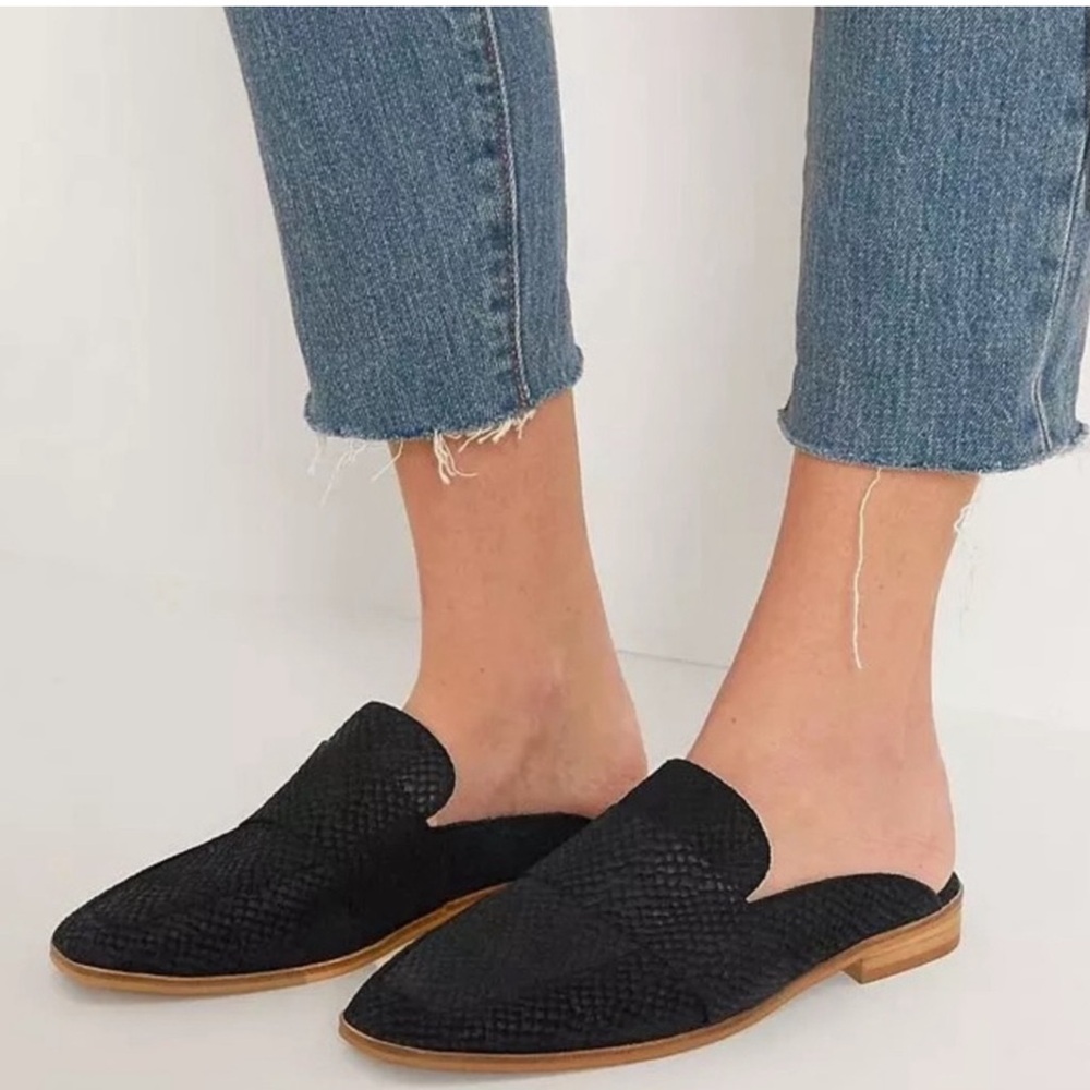 FREE PEOPLE black leather snakeskin embossed At Ease mules Size 8